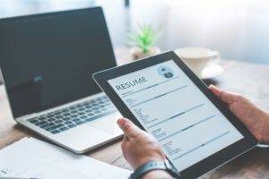 Person, die ihren Lebenslauf hochlädt, um Teil des Talentpools zu werden und von Arbeitgeber*innen kontaktiert zu werden.