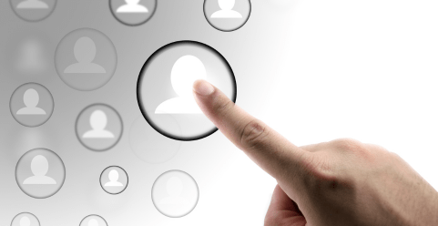Symbolische Darstellung von Social Recruiting – Stellenanzeigen gezielt auf Social-Media-Plattformen platzieren.