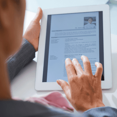 Personen laden ihren Lebenslauf hoch, um Teil des Talentpools zu werden, und erhalten passgenaue Jobangebote.